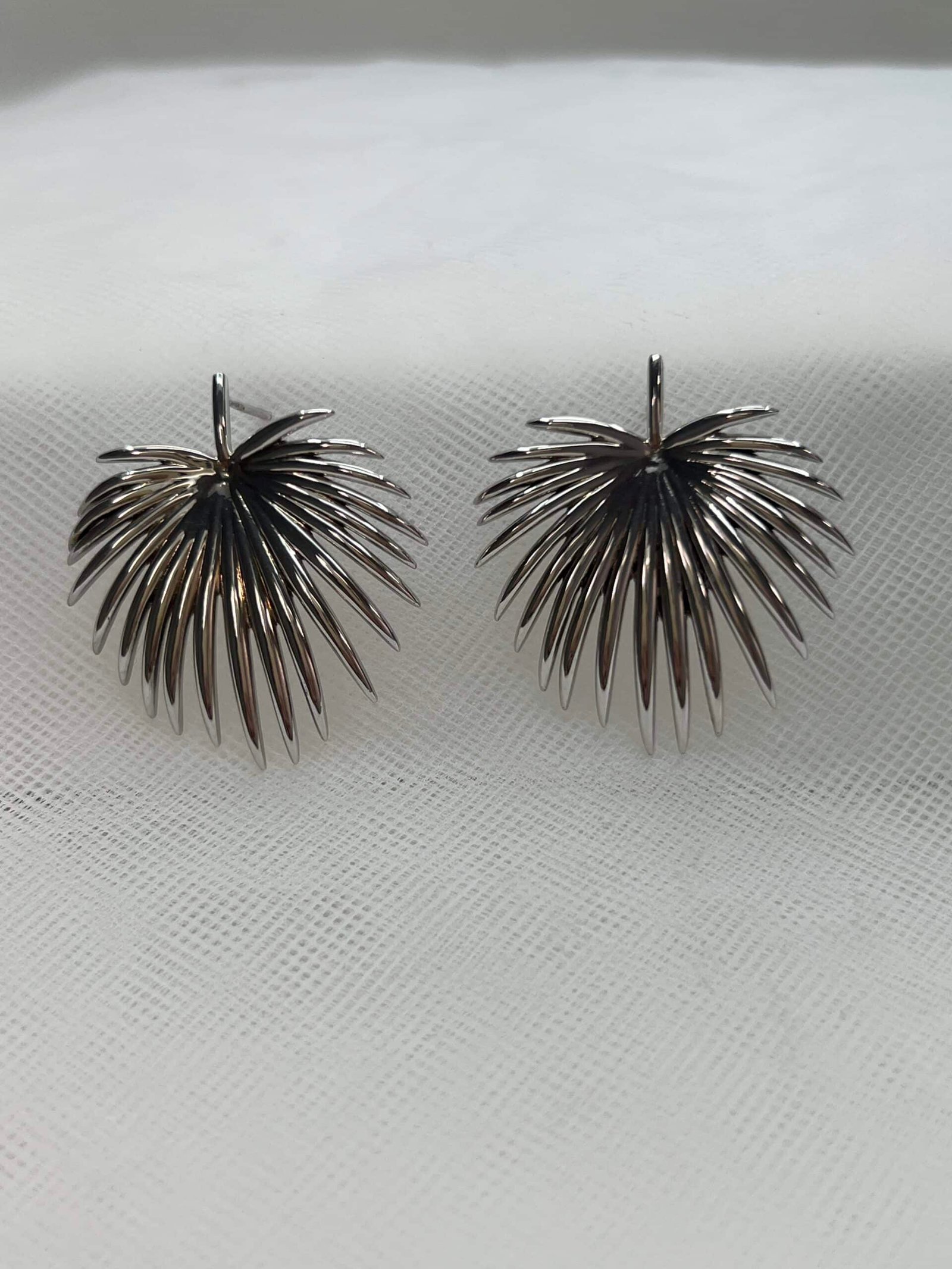 Pendientes hojas de palma de plata rodiada en oro blanco
