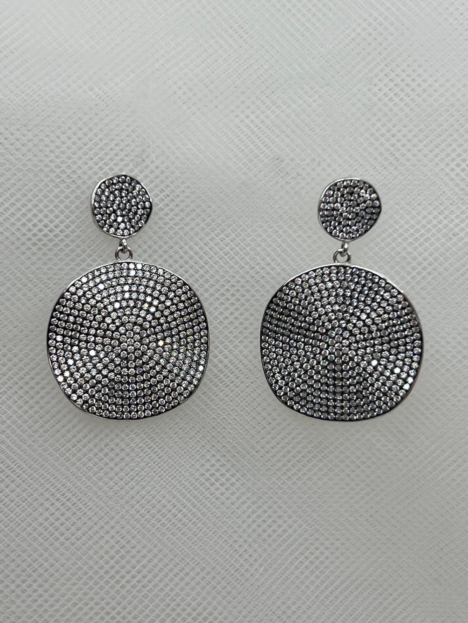 Pendientes de plata rodiada en oro blanco circulos con pave de circonitas