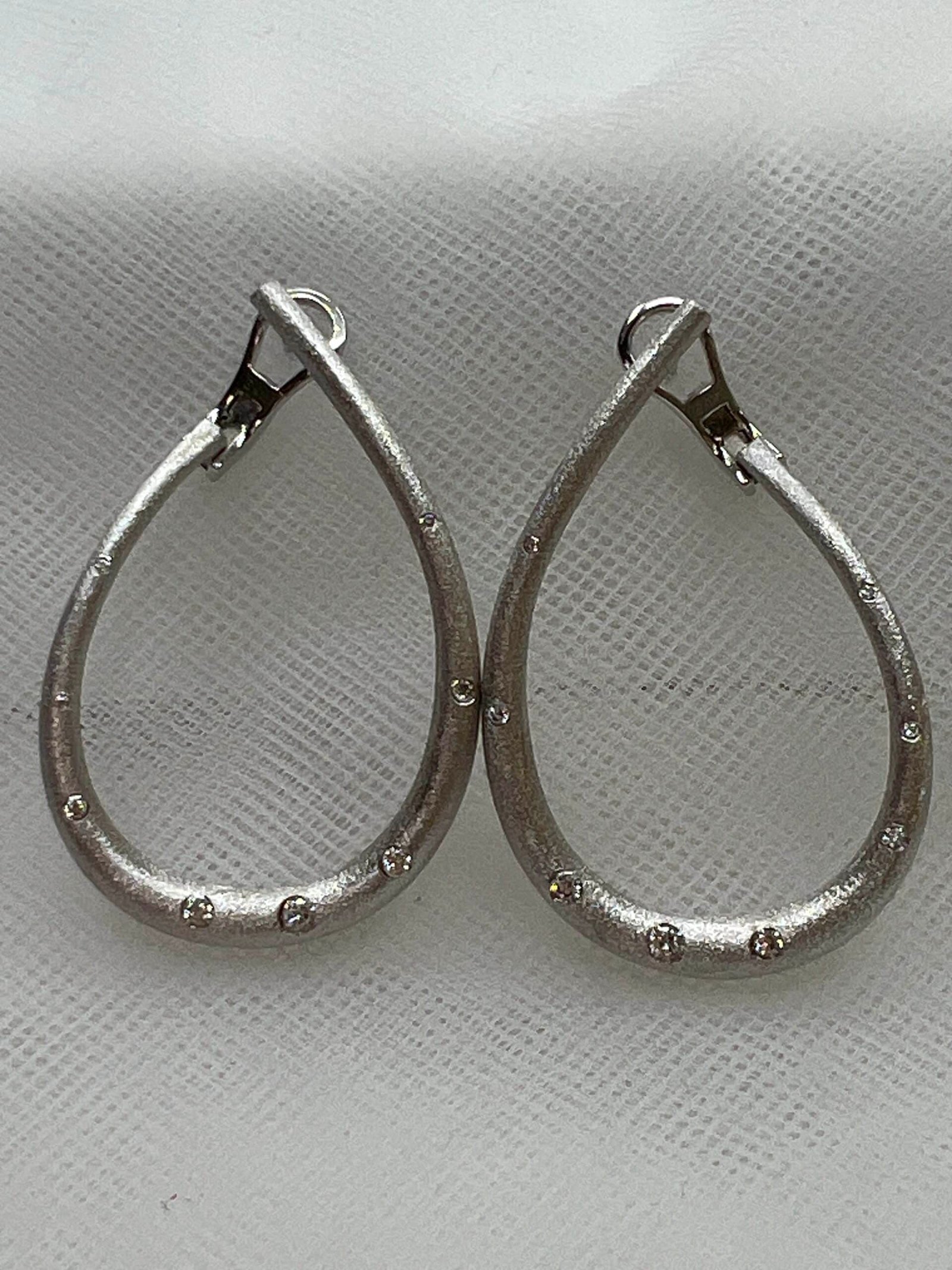 Pendientes de plata rodiados en oro blanco matizados con circonitas