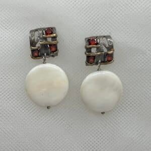 Pendientes de plata negra con circonitas de color rojo y chaton de madreperla