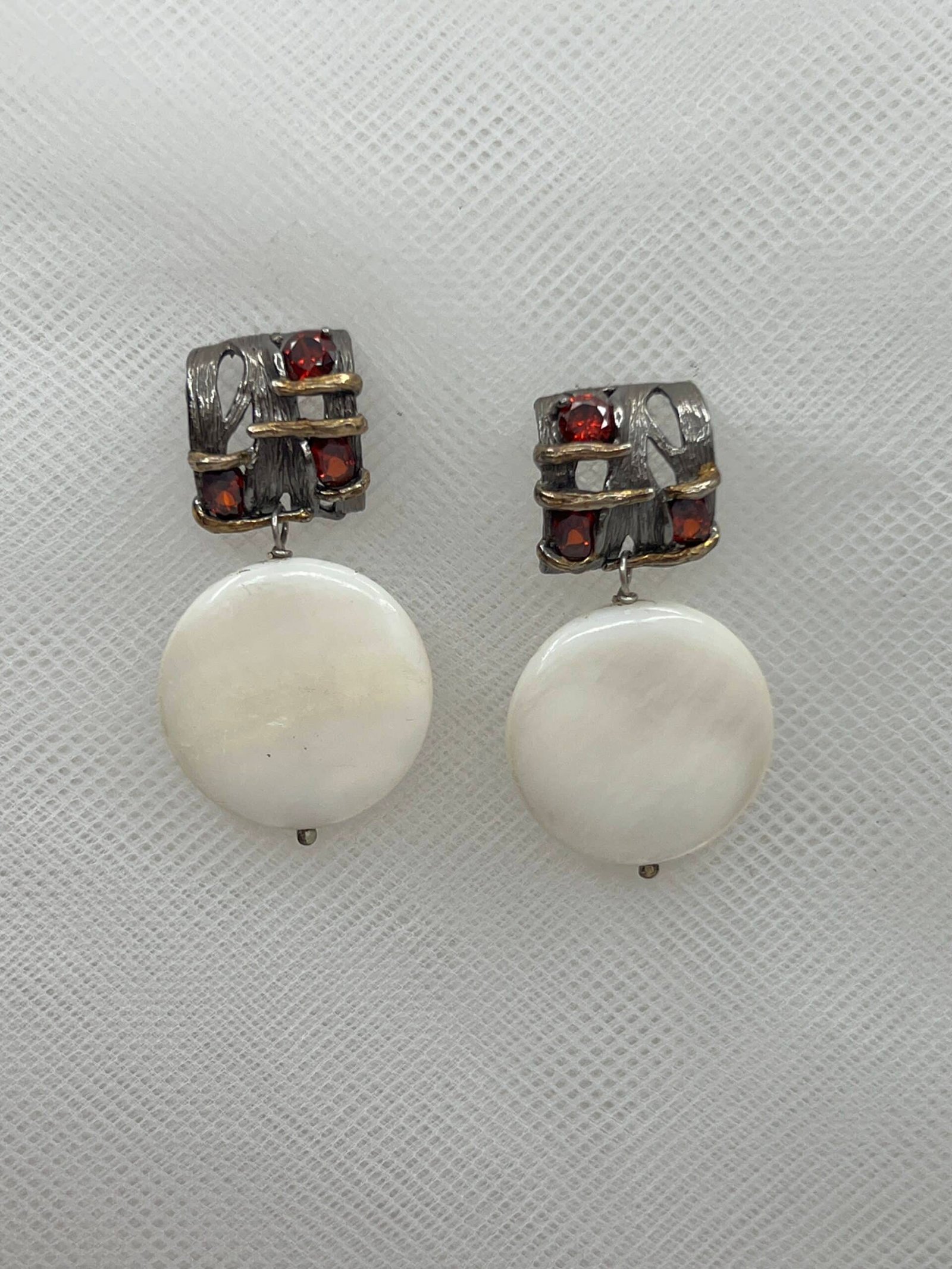 Pendientes de plata negra con circonitas de color rojo y chaton de madreperla