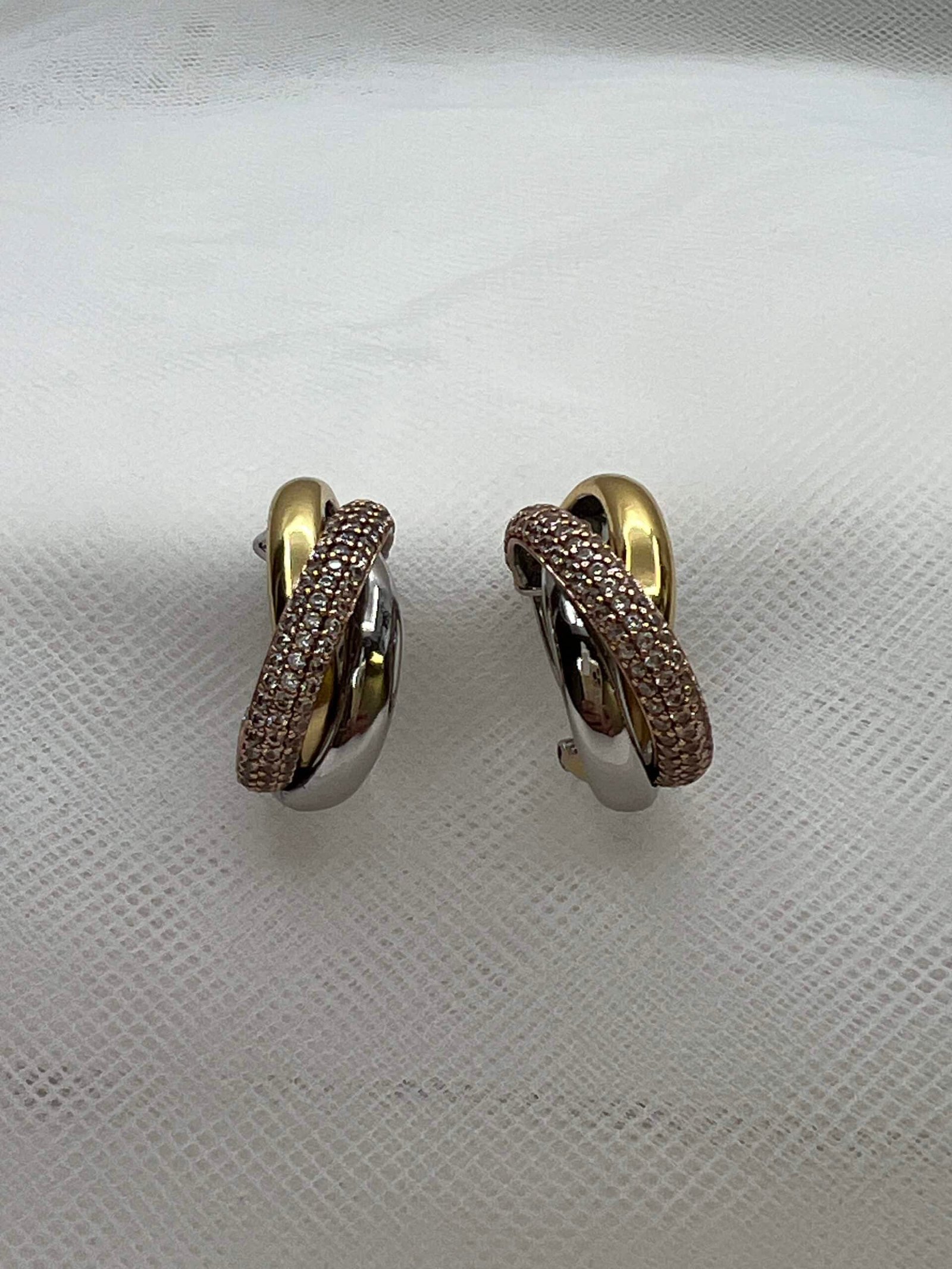 Pendientes de plata tricolor de aros entrelazados con circonitas