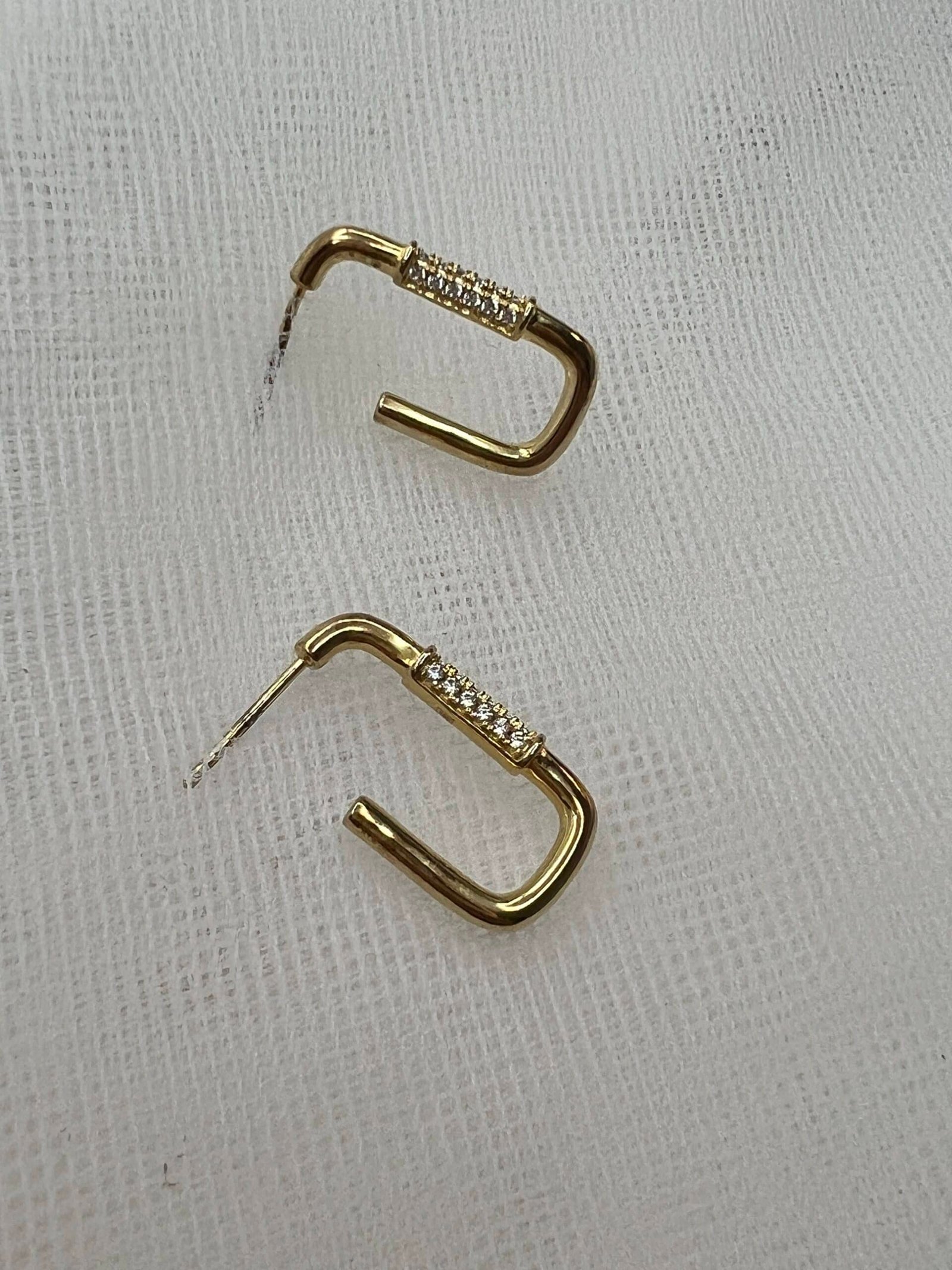 Pendientes de plata chapados en oro amarillo.