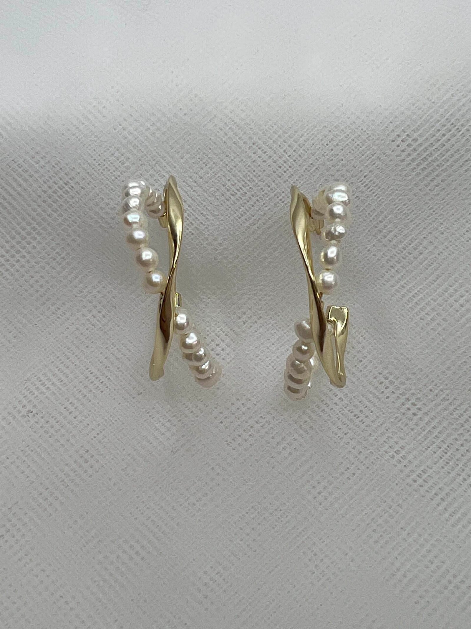 Pendientes de plata chapados en oro amarillo de aros con perlas naturales