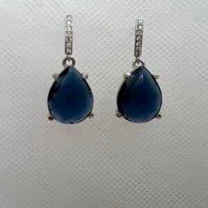 Pendientes de plata rodiado en oro blanco con barrita de circonitas y gota azul