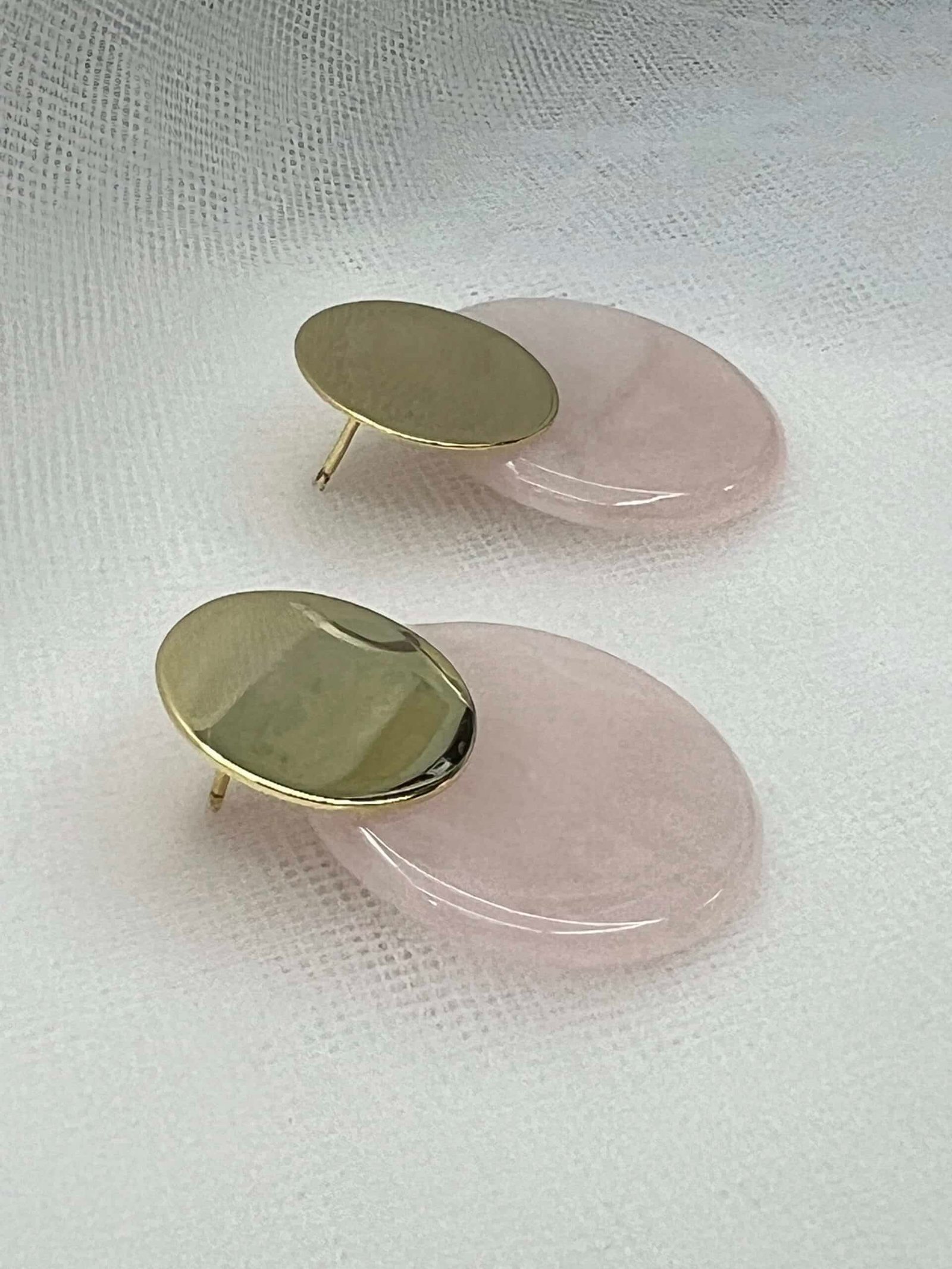 Pendientes de plata chapados en oro amarillo con piedra de cuarzo rosa