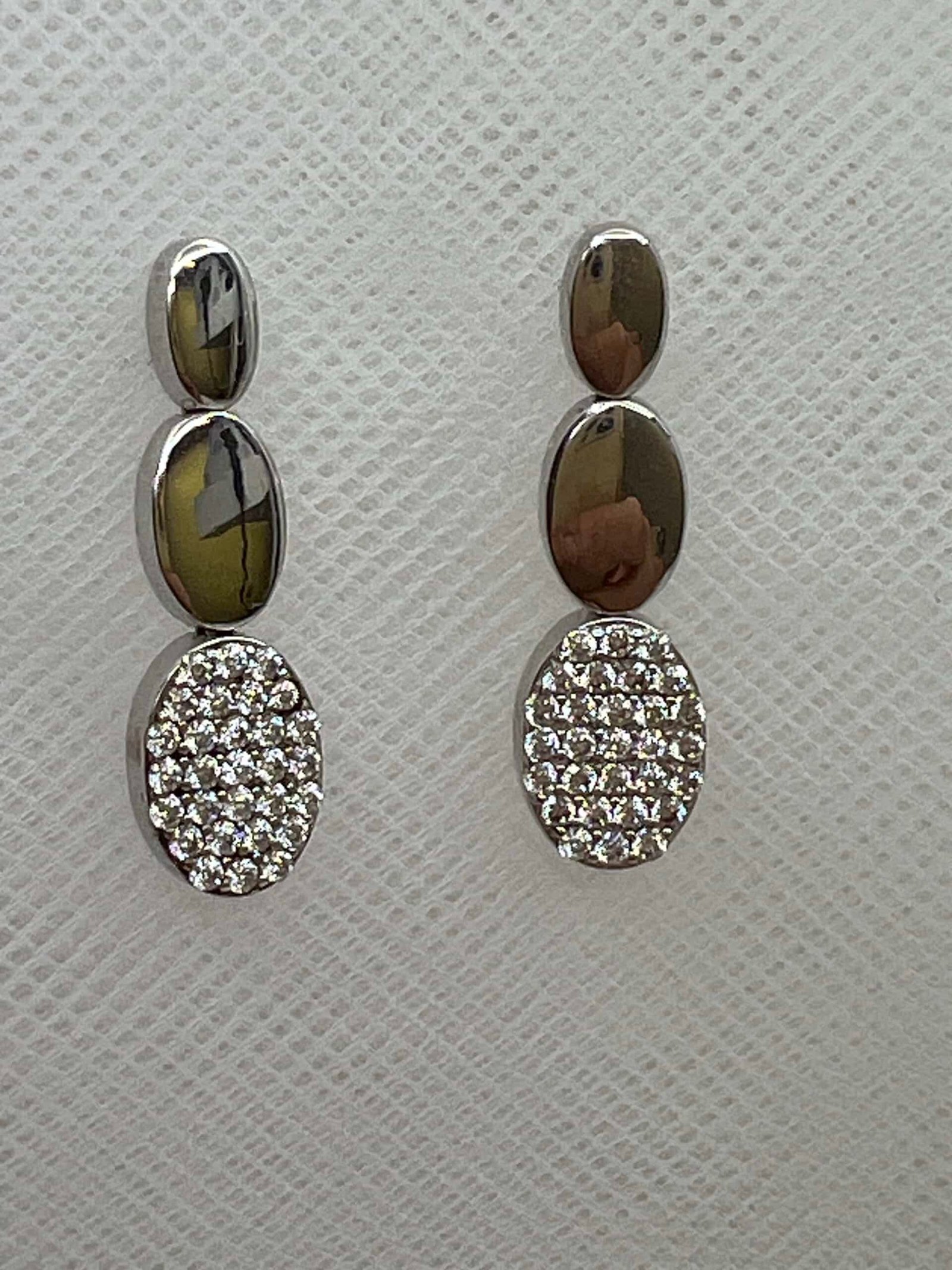 Pendientes de plata rodiados en oro blanco de ovalos con circonitas