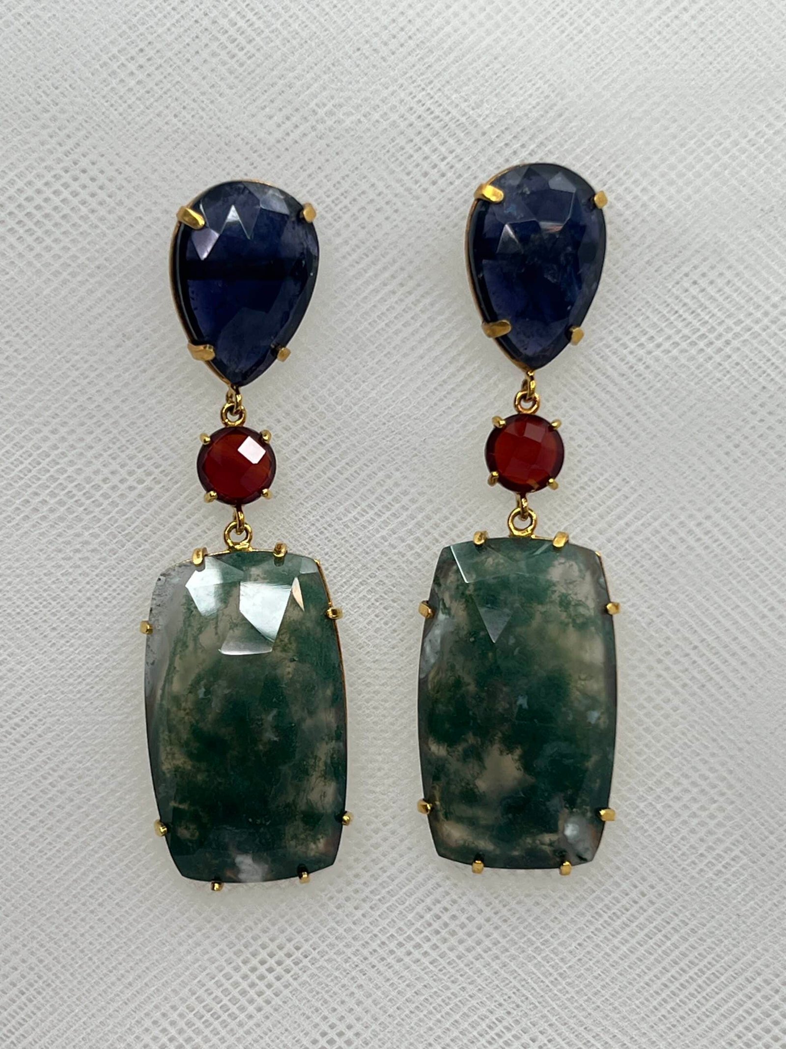 Pendientes largos de plata chapados en oro amarillo con piedras naturales