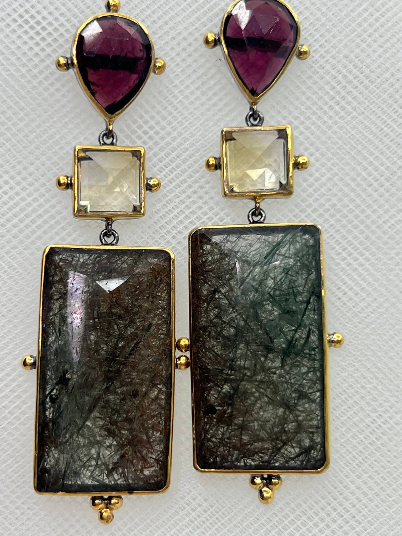 Pendientes de plata chapada en oro con cuarzo rutilo verde y cuarzos granate y amarillo