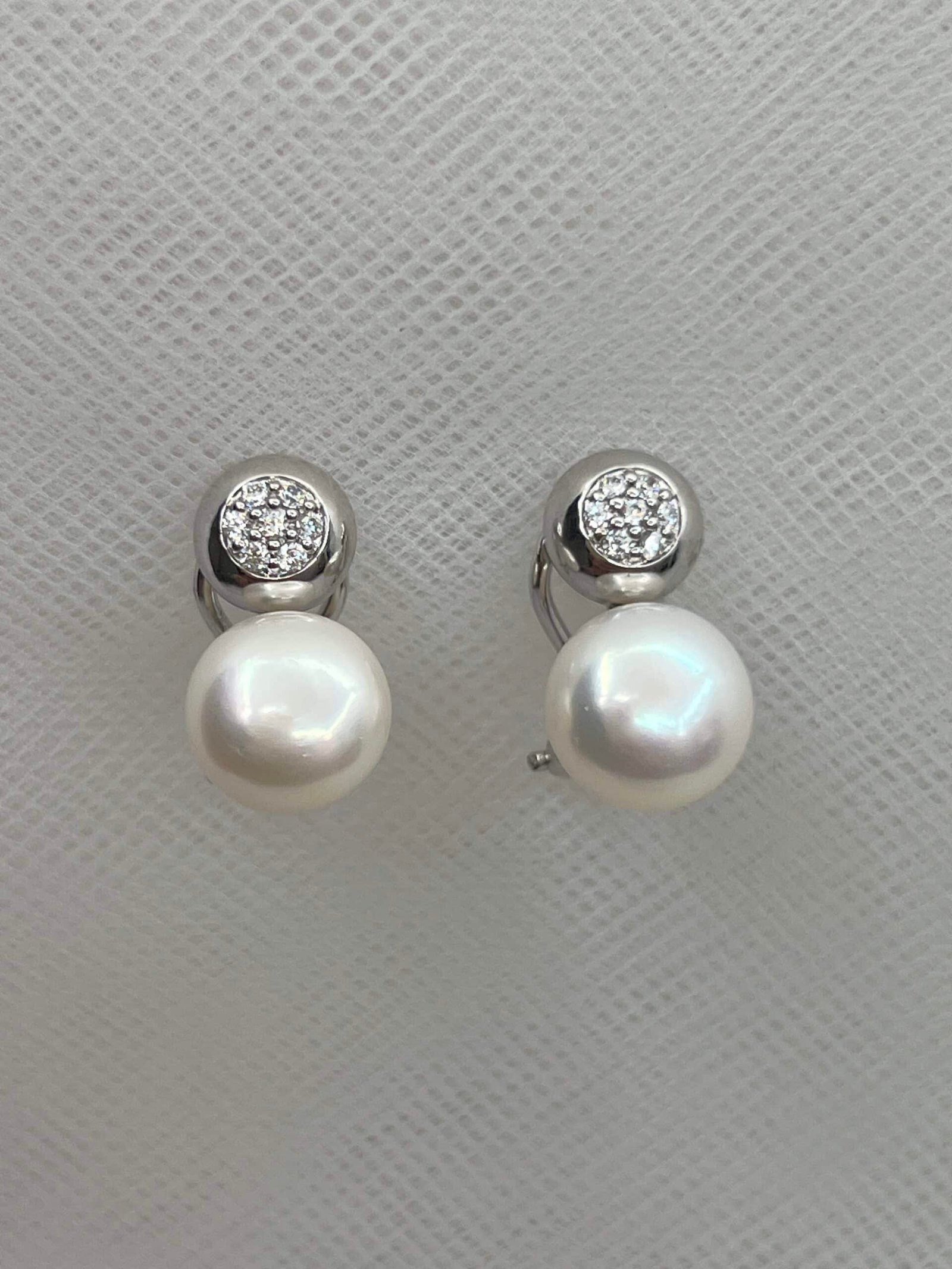 Pendientes tu y yo de chaton con circonitas y perlas naturales rodiados en oro blanco