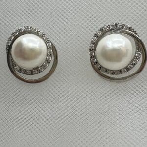 Pendientes de botón rodiados en oro blanco de perla y circonitas