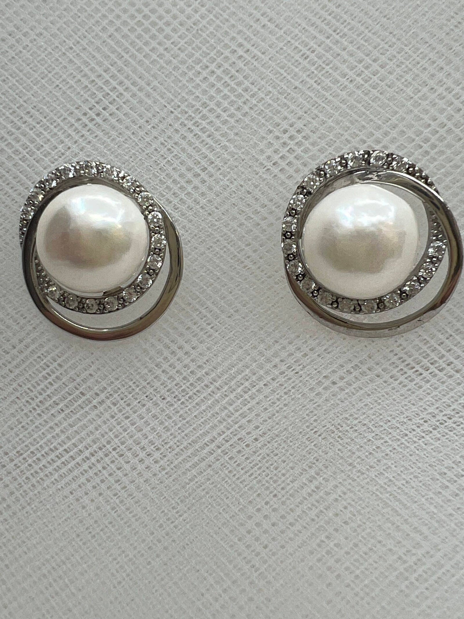 Pendientes de botón rodiados en oro blanco de perla y circonitas
