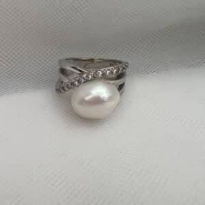 Anillo de plata rodiado en oro blanco con perla natural y circonitas.