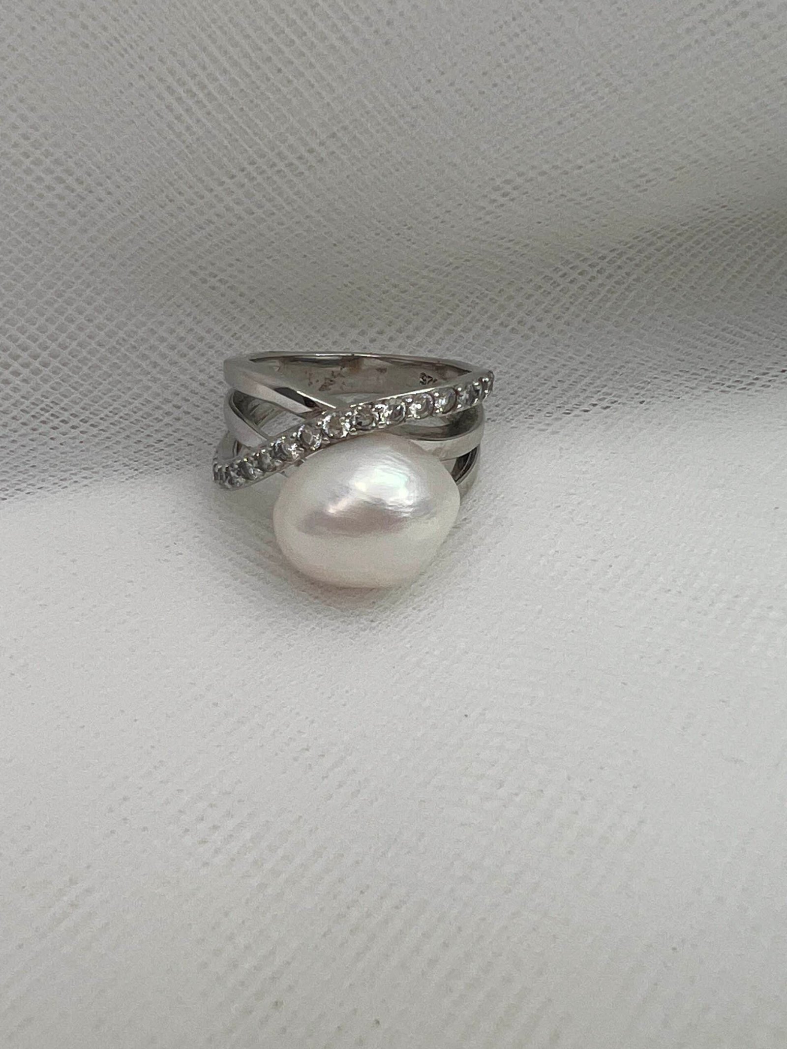 Anillo de plata rodiado en oro blanco con perla natural y circonitas.