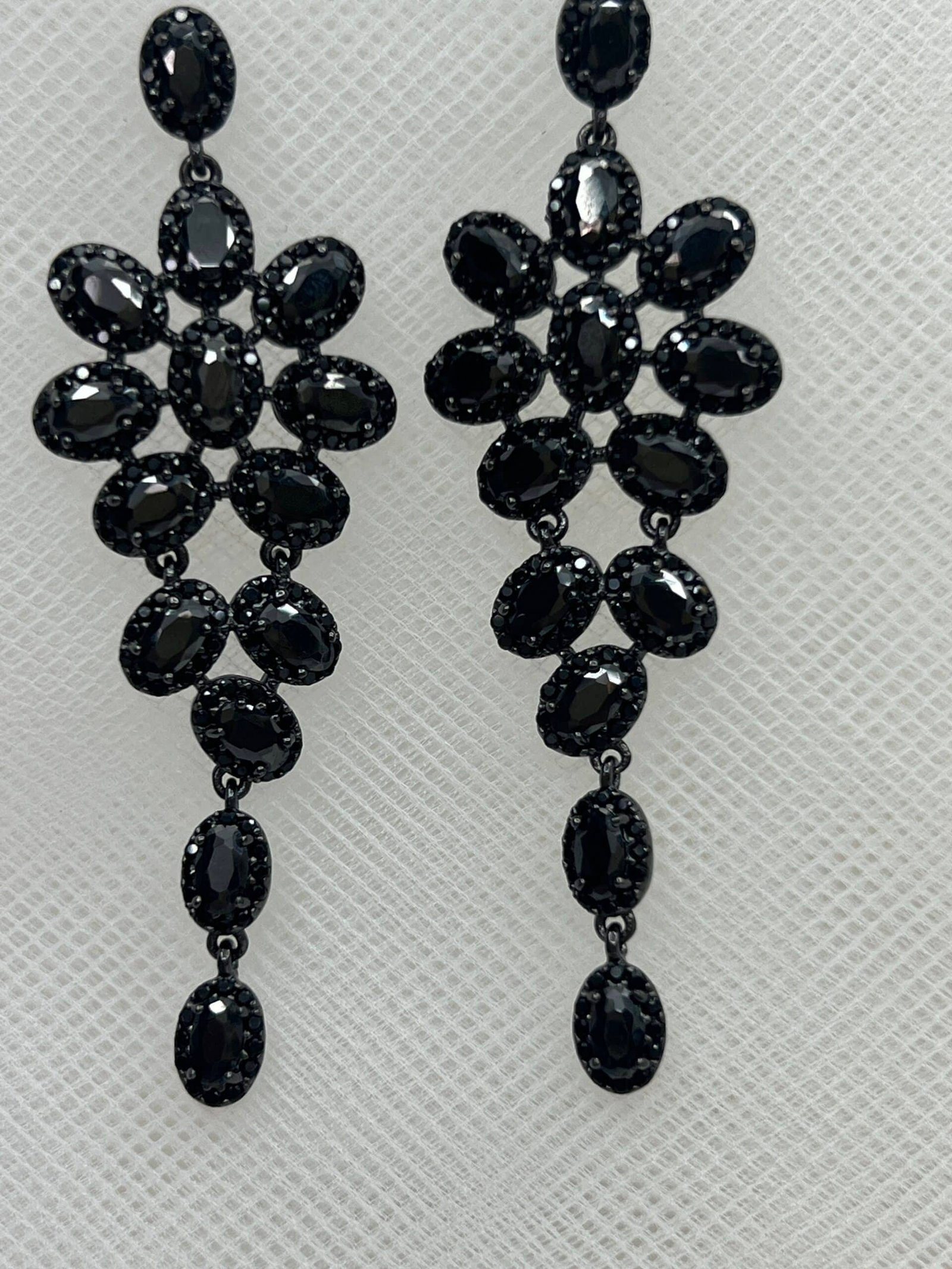 Pendientes lardos de cascada de circonitas negras chapados