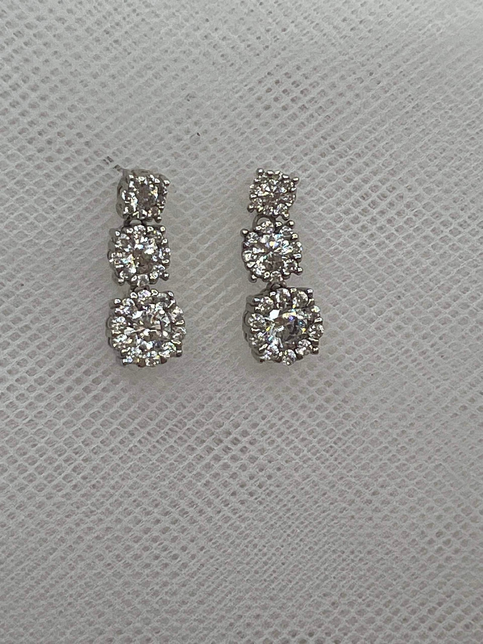 Pendientes de rosetones de circonitas rodiados en oro blanco
