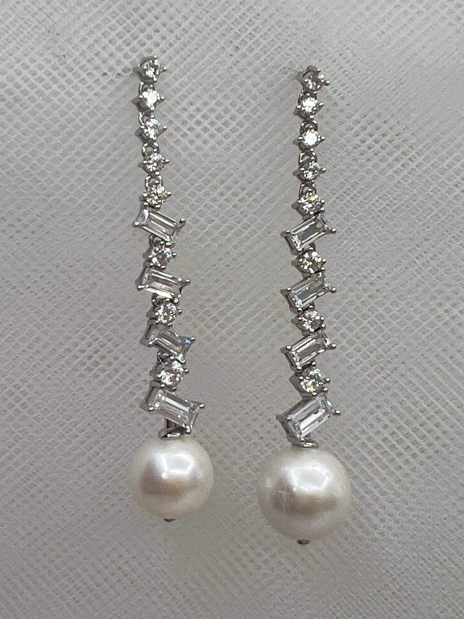 Pendientes de plata rodiados en oro blanco tiras de circonitas con perla natural