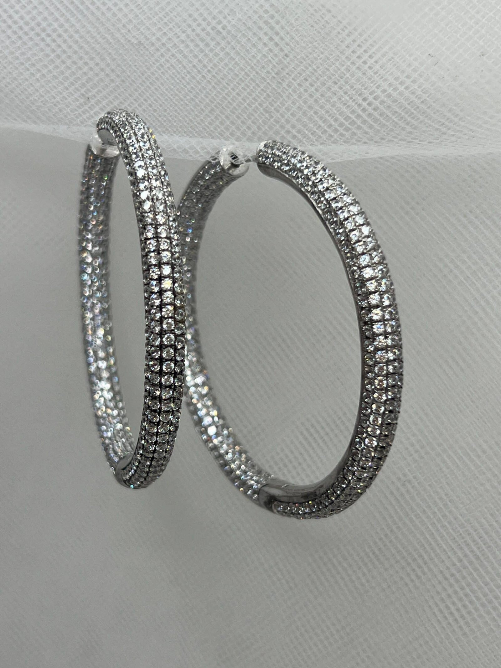 Pendientes de aro con pavé de circonitas rodiados en oro blanco