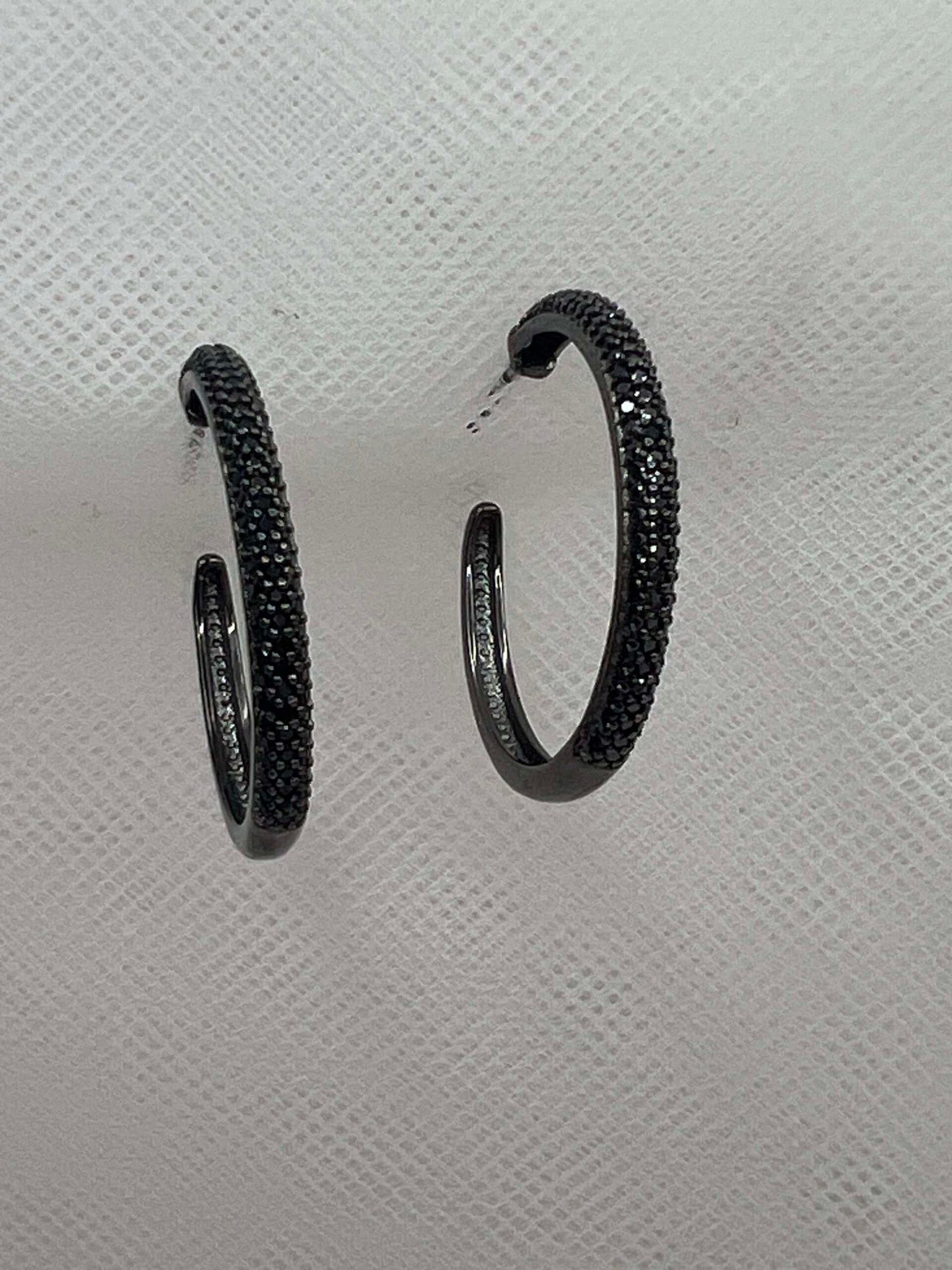 Pendientes de aro con circonitas negras chapados