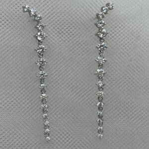 Pendientes largos de circonitas rodiados en oro blanco