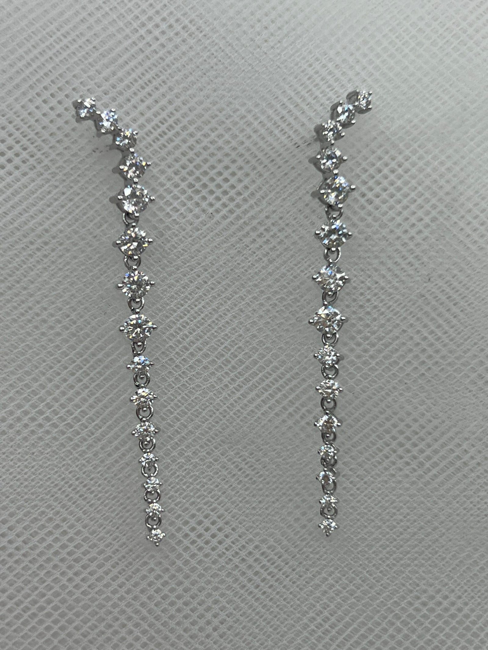 Pendientes largos de circonitas rodiados en oro blanco