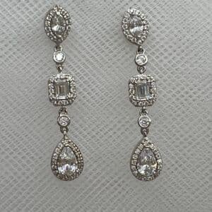 Pendientes largos de art deco de circonitas rodiados en oro blanco