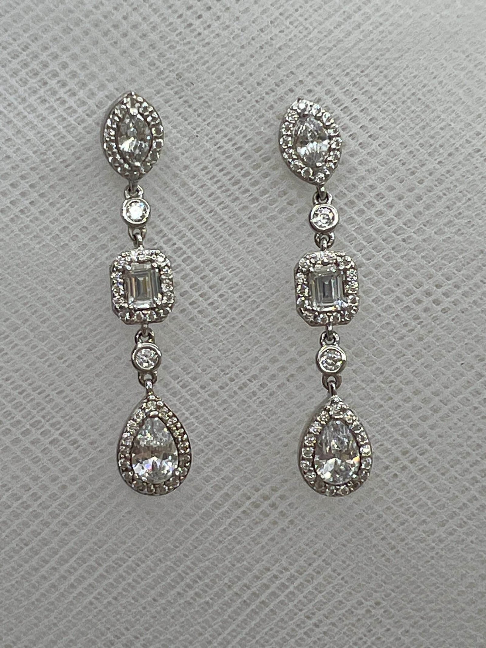 Pendientes largos de art deco de circonitas rodiados en oro blanco