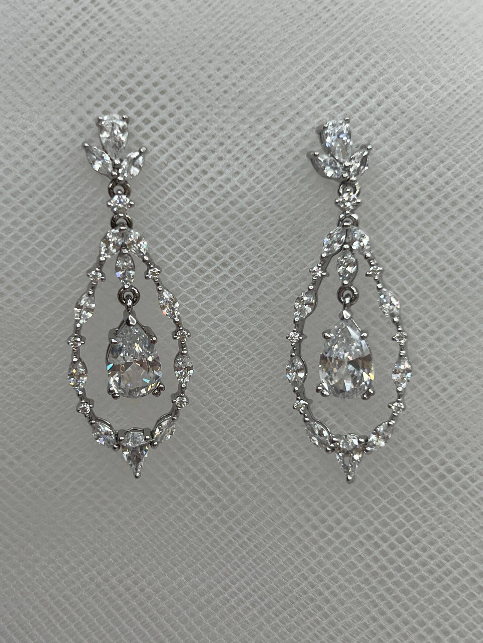 Pendientes de plata rodiados en oro blanco con circonitas.