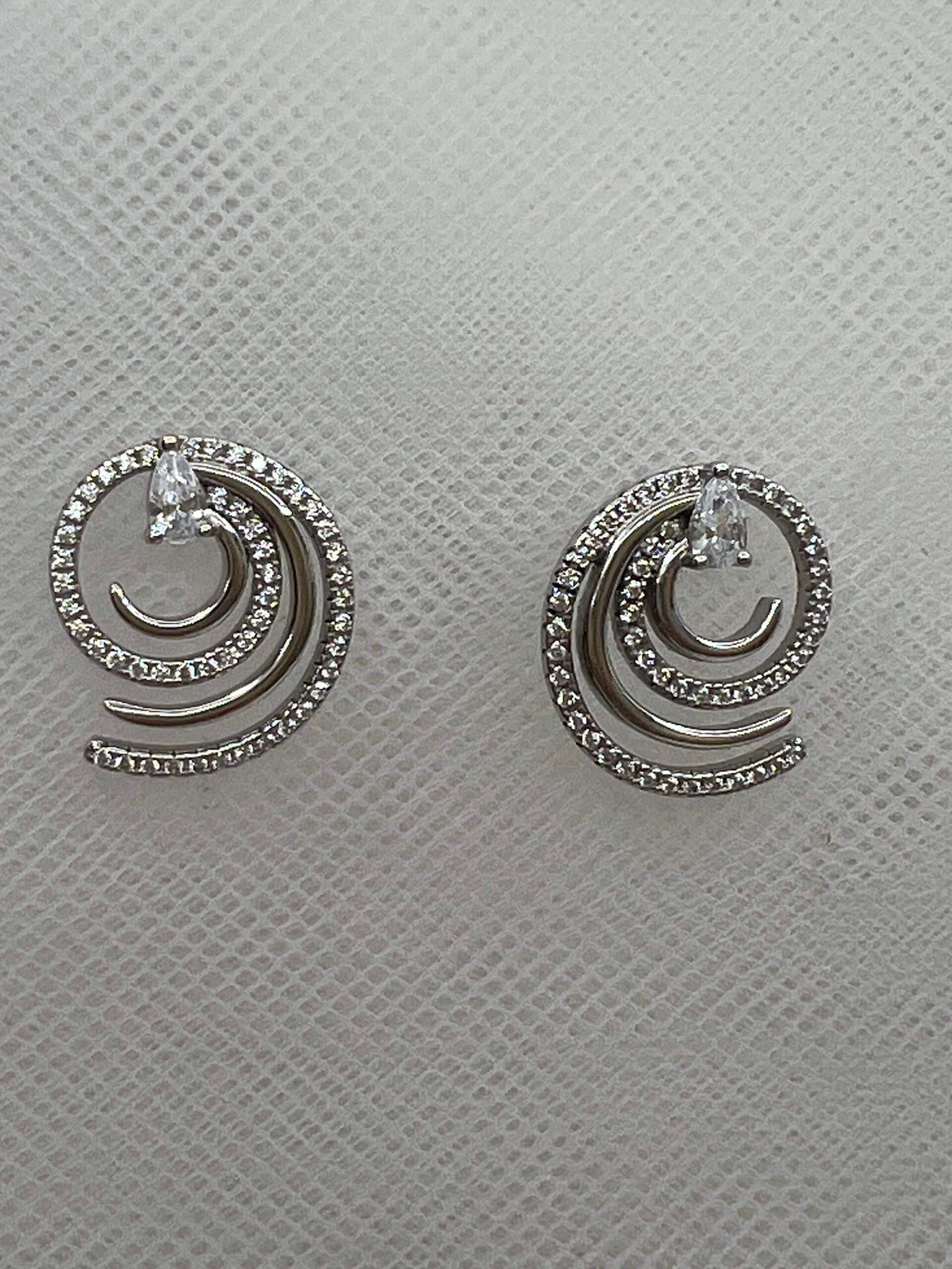 Pendientes de plata rodiados en oro blanco espirales de circonitas blancas y grises
