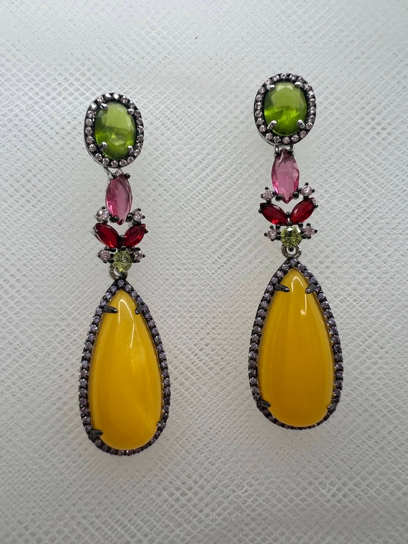 Pendientes largos rodiados en oro blanco con circonitas de colores