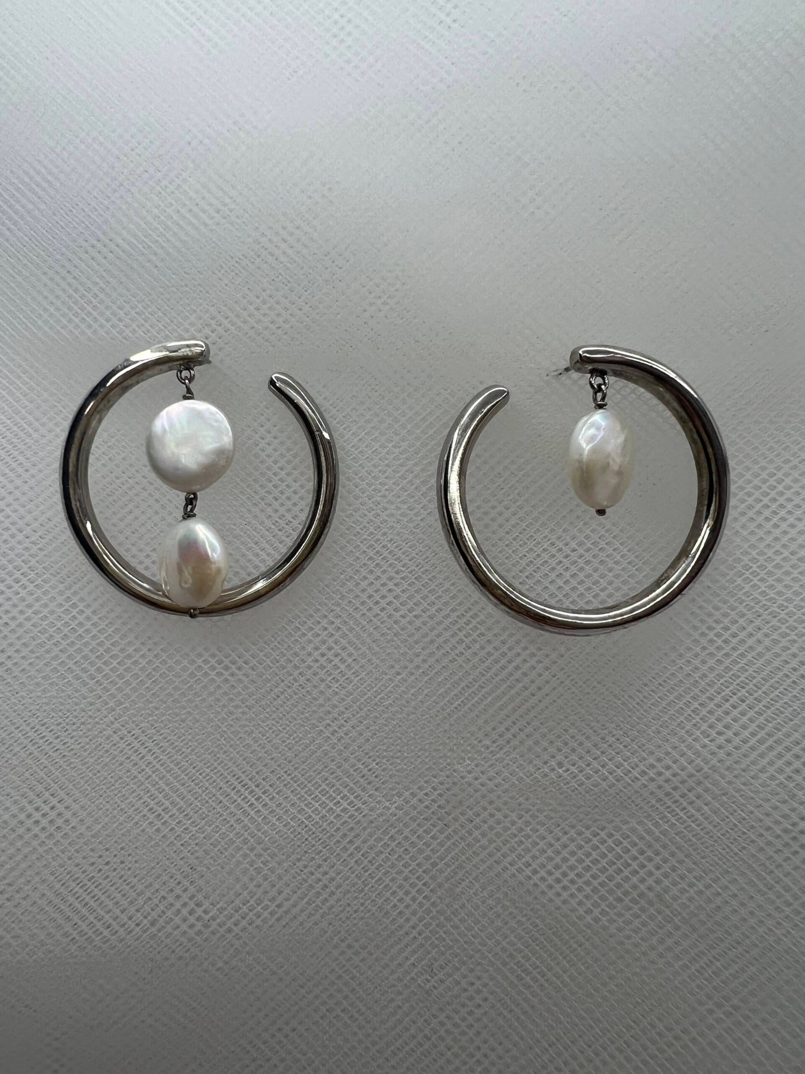 Pendientes aro con perlas naturales rodiados en oro blanco