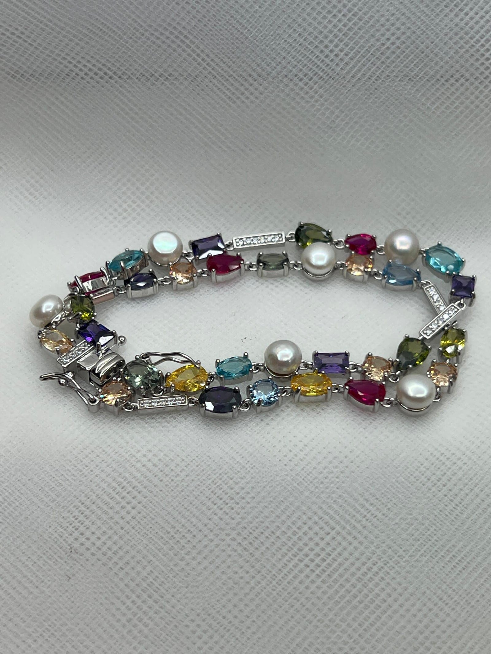 Pulsera doble tira con perlas y circonitas de colores rodiada en oro blanco