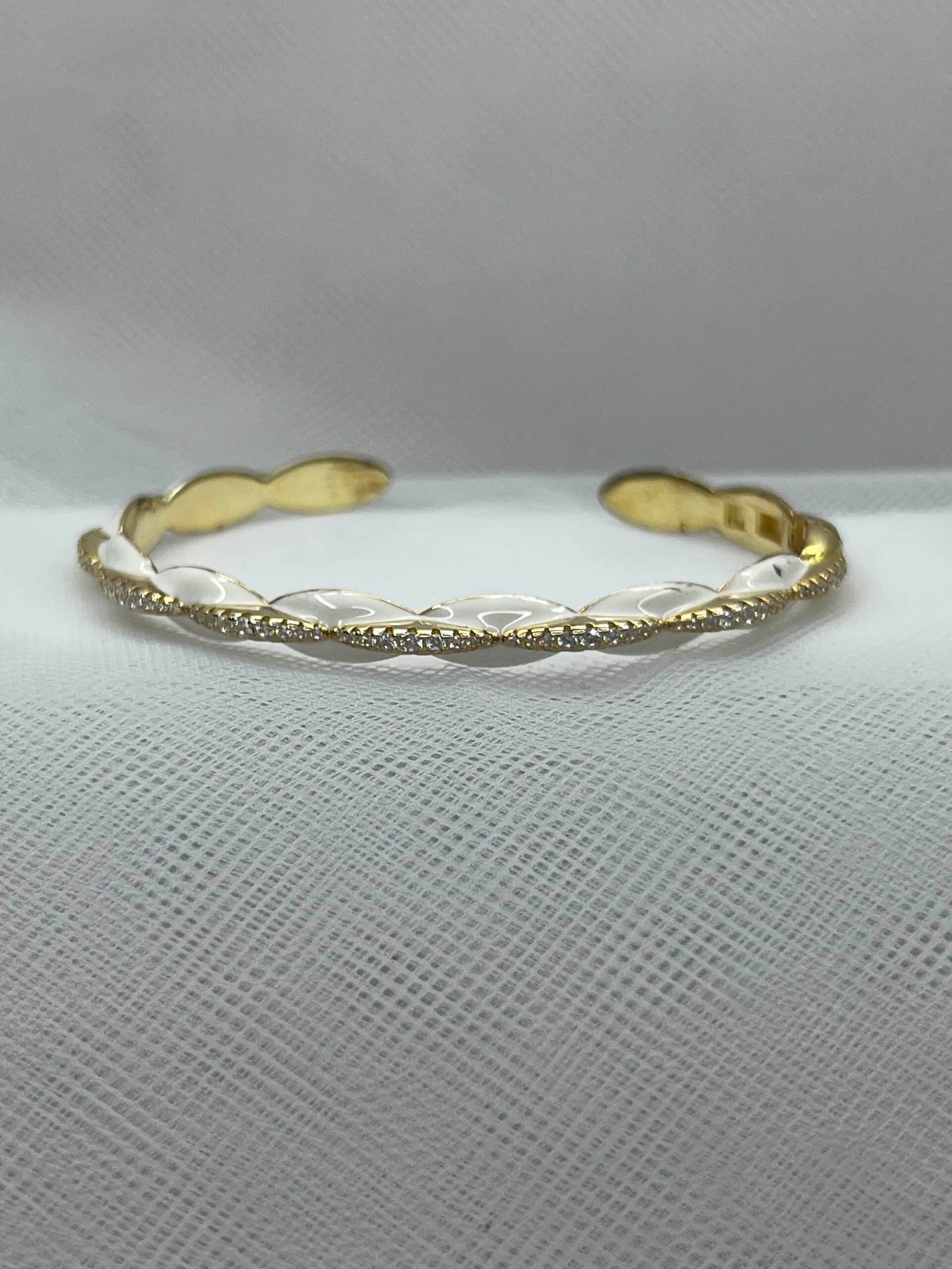 Esclava chapada en oro amarillo de esmalte blanca