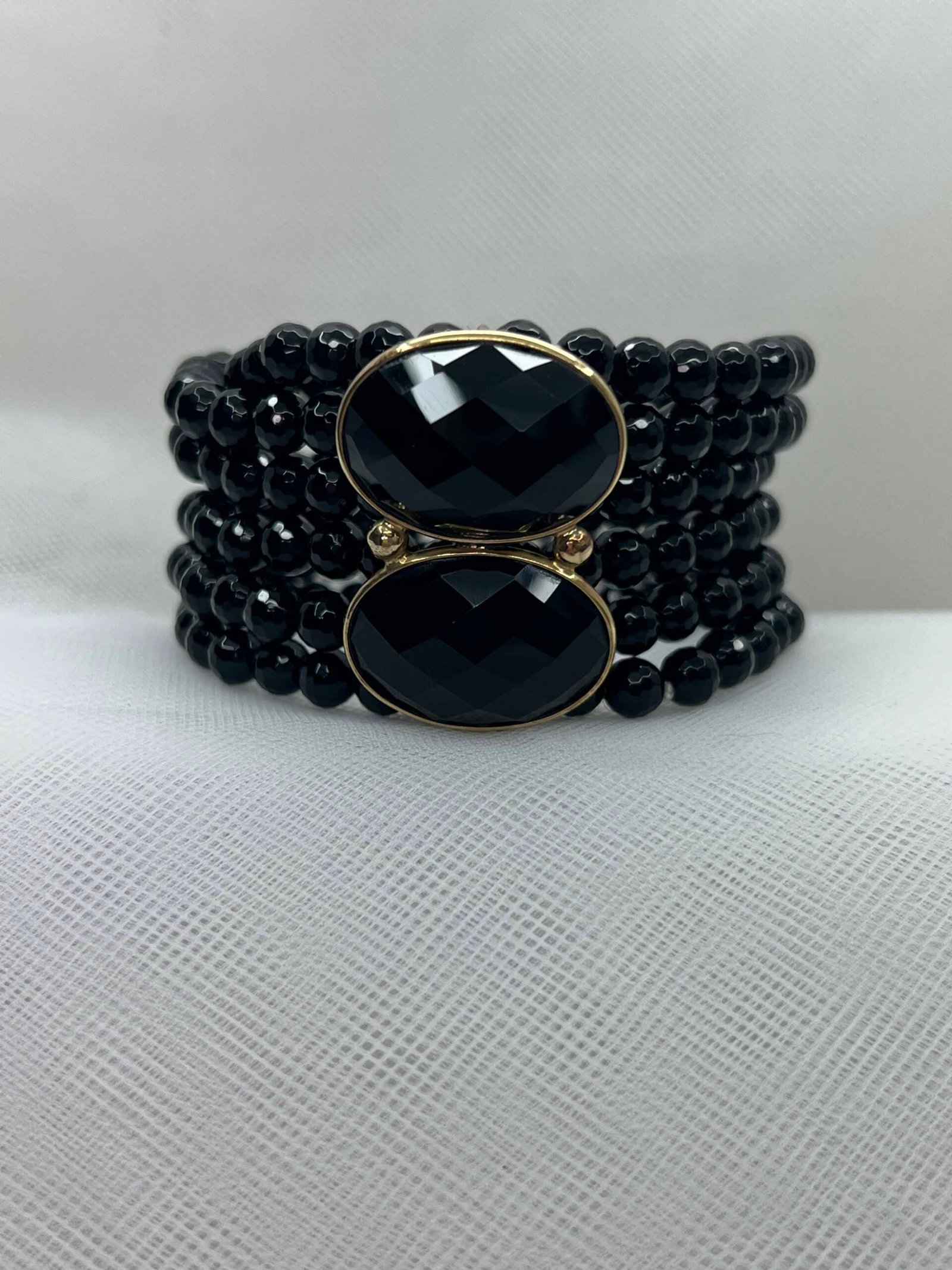 Pulsera de cinco vueltas elásticas con onix facetado chapada en oro amarillo