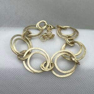 Pulsera de plata chapada en oro amarillo matizada de eslabones macizos
