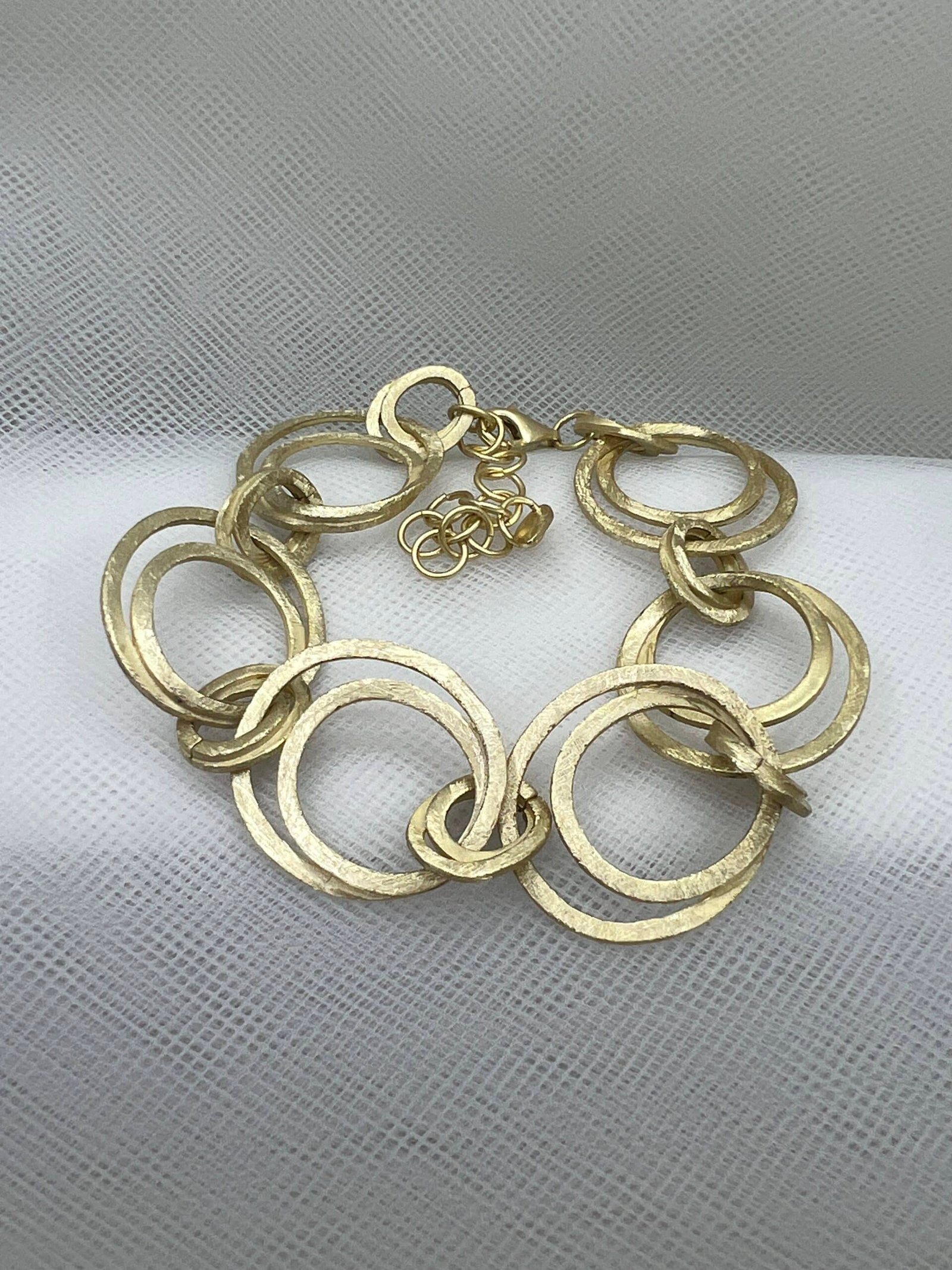 Pulsera de plata chapada en oro amarillo matizada de eslabones macizos