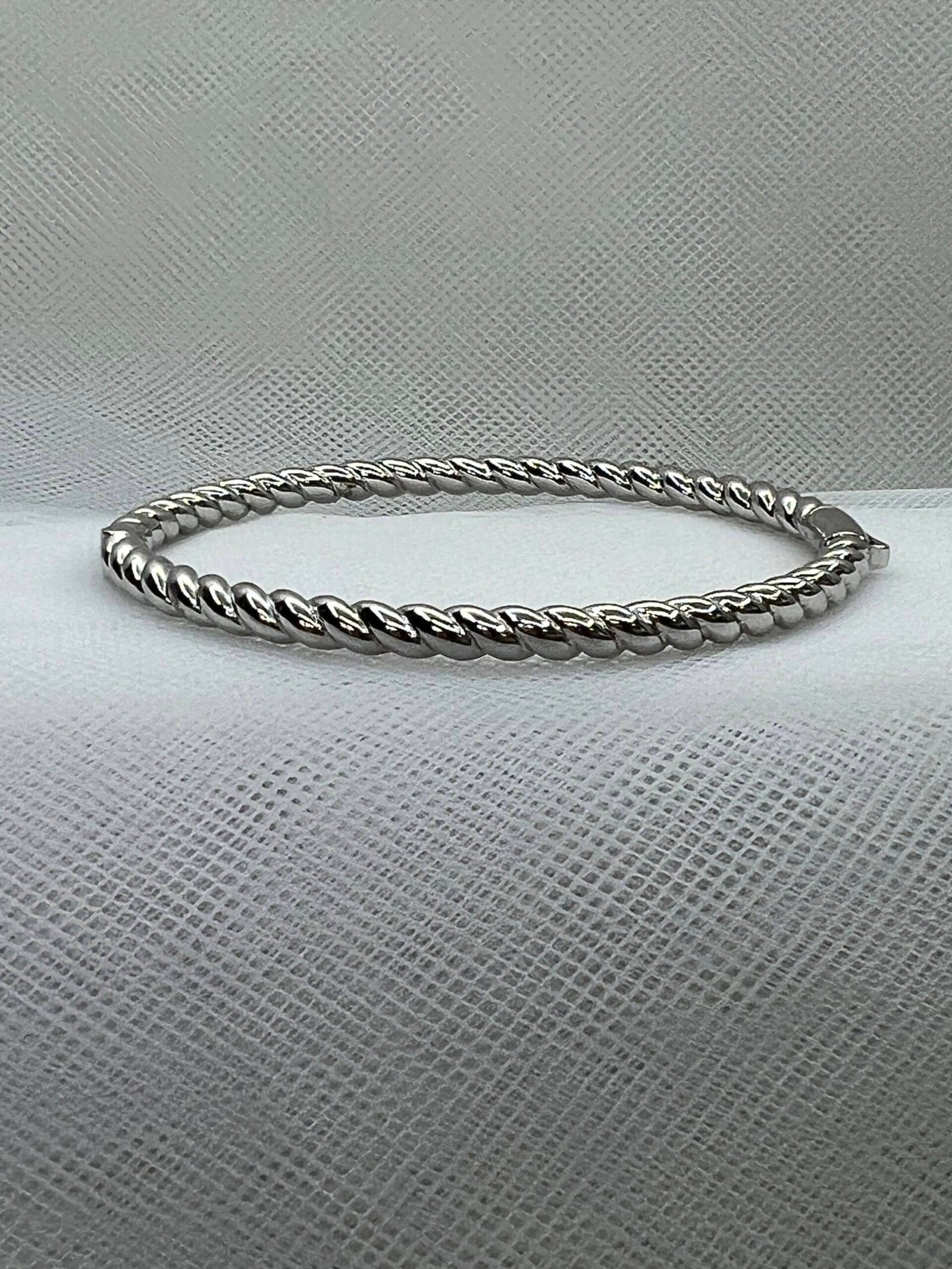 Esclava gallonada de plata rodiada en oro blanco