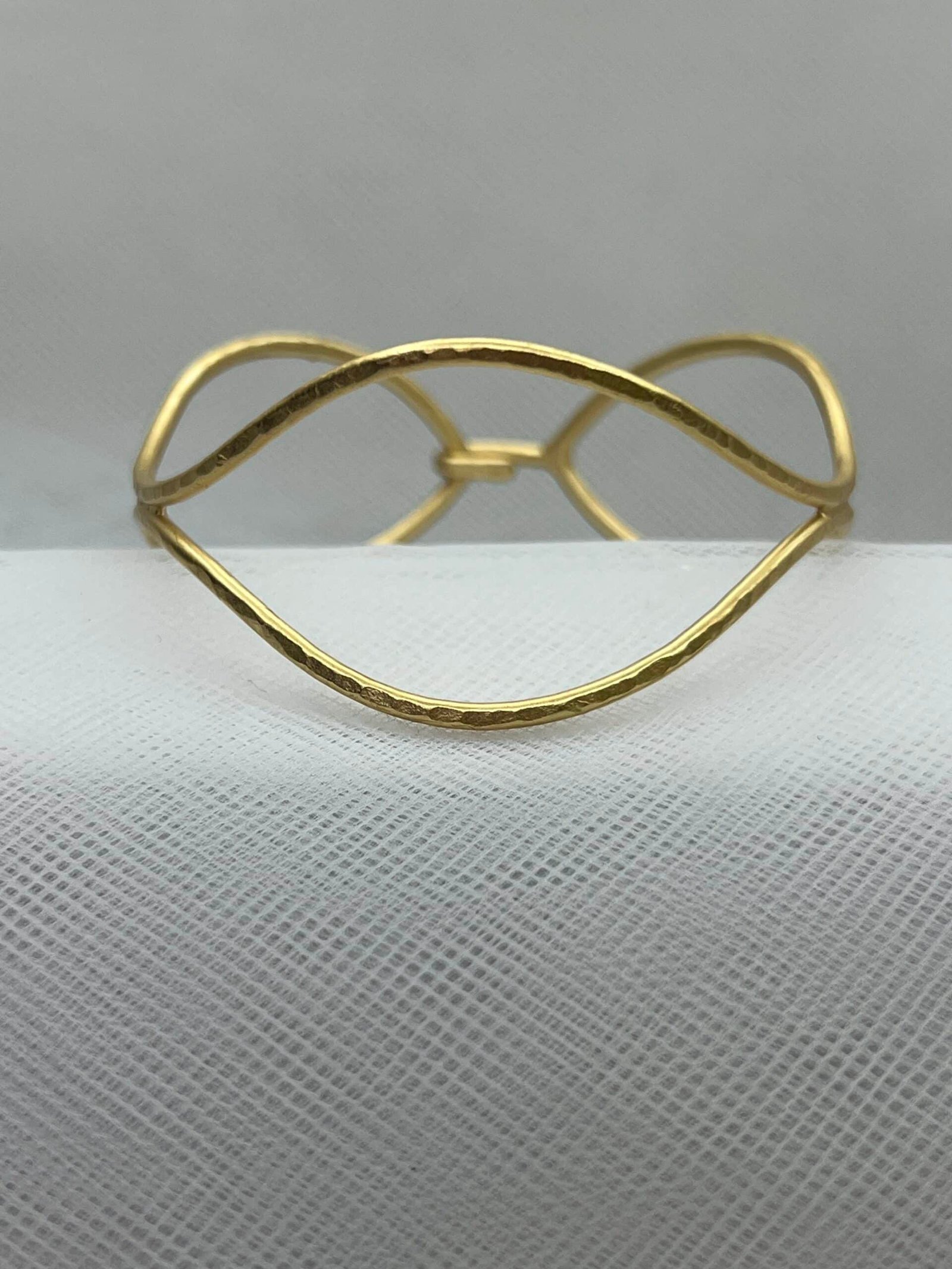Esclava de plata chapada en oro amarillo matizada