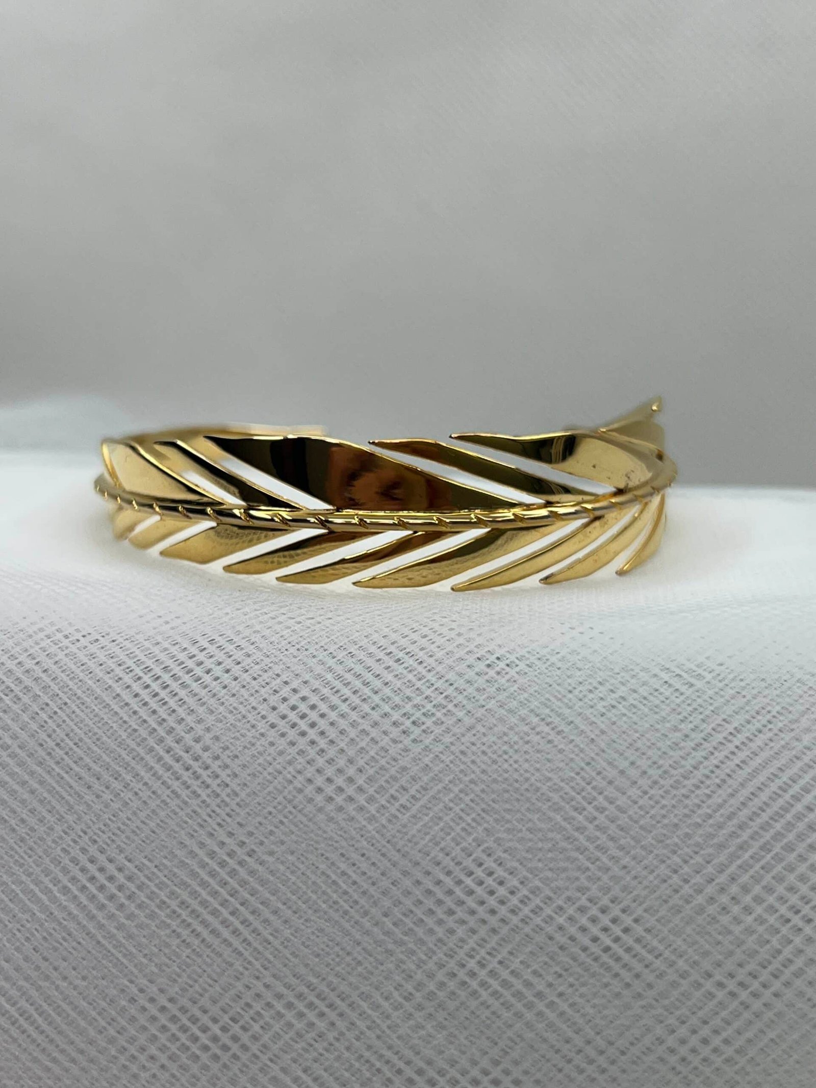 Esclava chapada en oro amarillo en forma de pluma