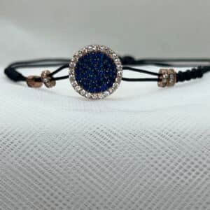 Pulsera de cordon negro de macrame con circulo chapado en oro rosa y circonitas azules