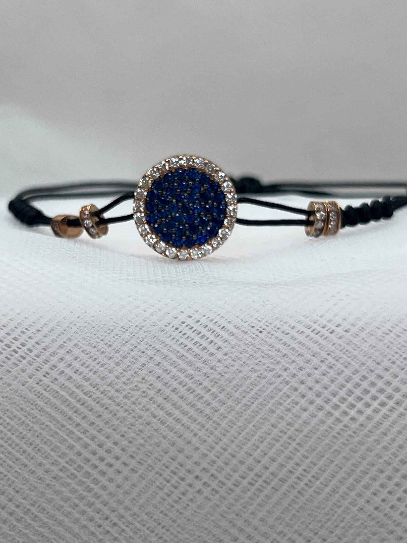 Pulsera de cordon negro de macrame con circulo chapado en oro rosa y circonitas azules
