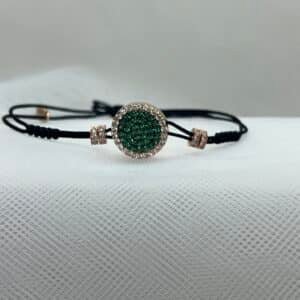 Pulsera de cordon negro de macrame con circulo chapado en oro rosa y circonitas verdes