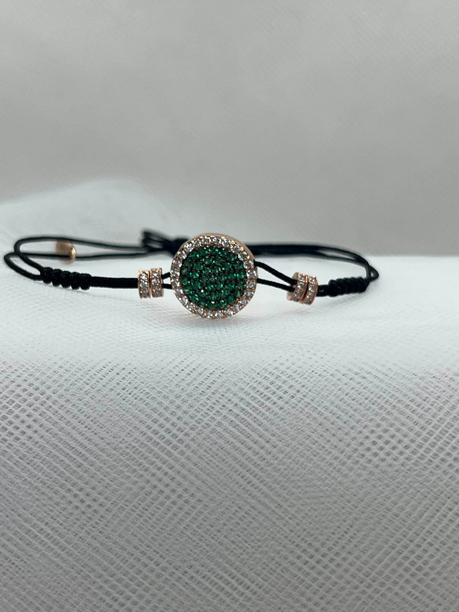 Pulsera de cordon negro de macrame con circulo chapado en oro rosa y circonitas verdes