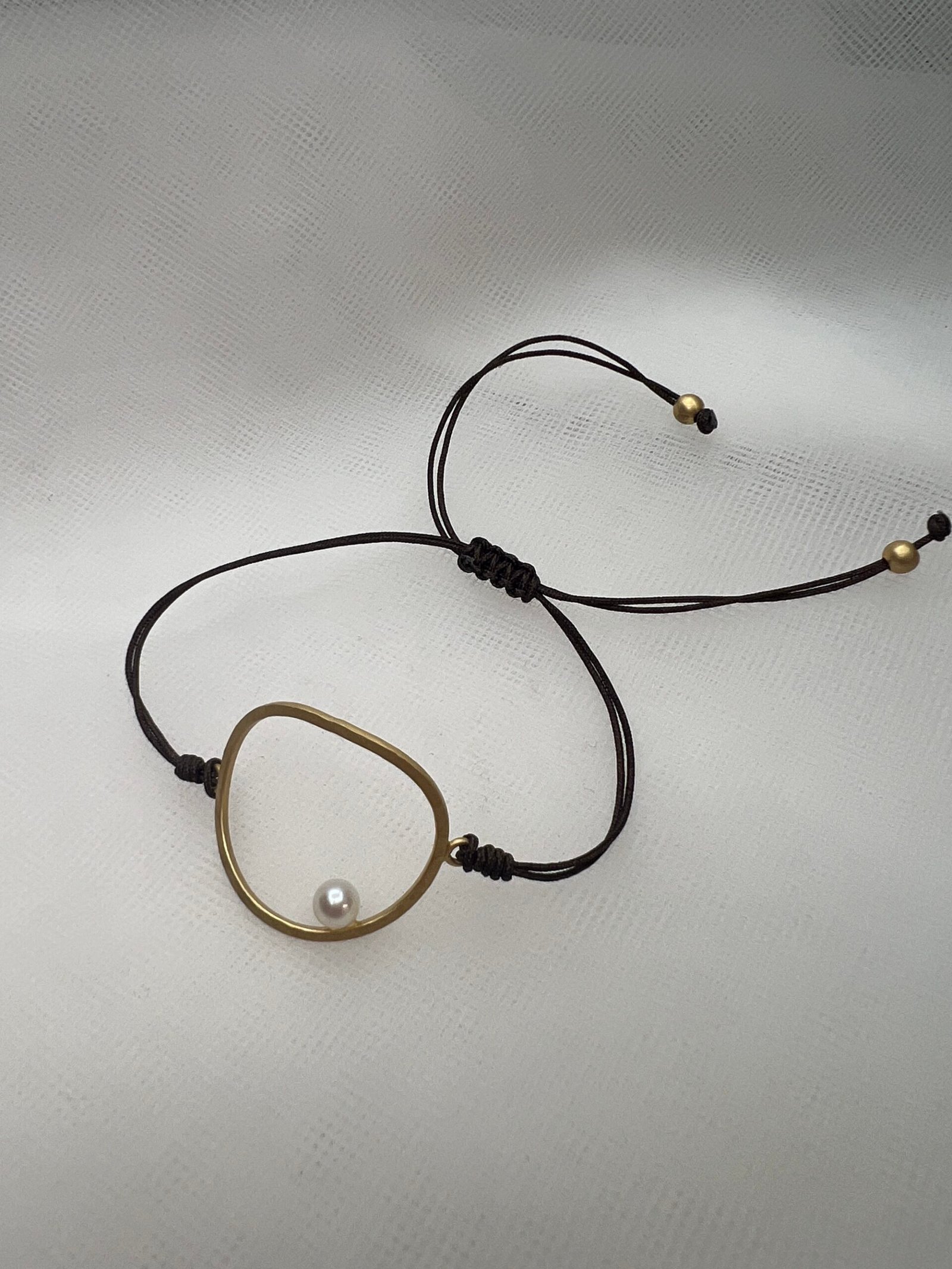 Pulsera de macramé y plata chapada en oro matizado