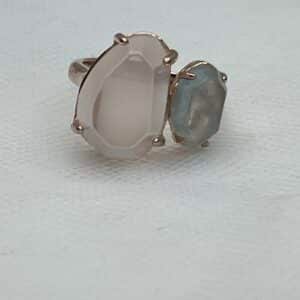 Anillo de plata chapado en oro rosa con piedras naturales.