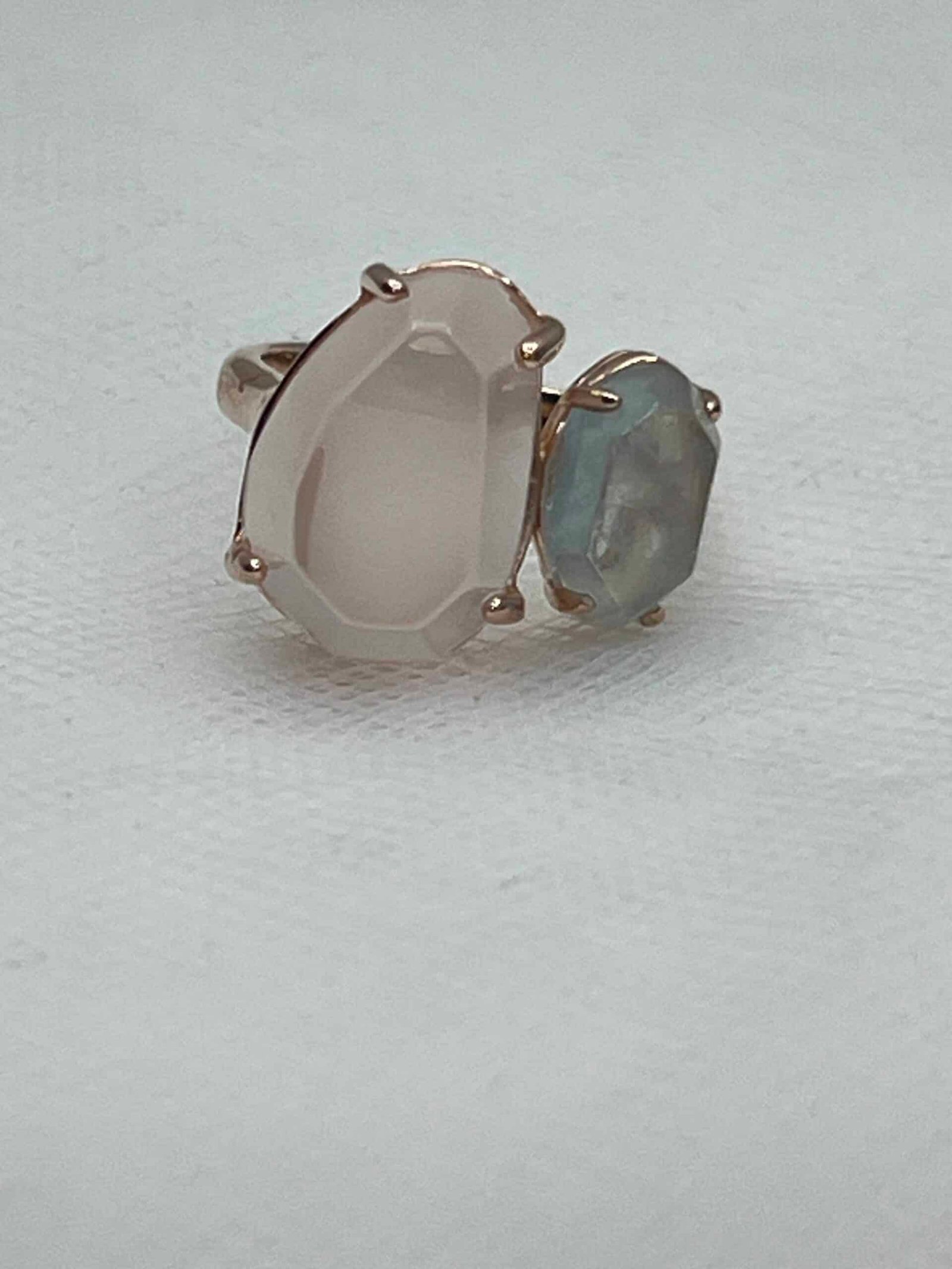 Anillo de plata chapado en oro rosa con piedras naturales.