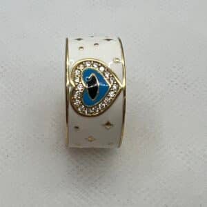 Anillo de plata chapada en oro amarillo y esmalte blanco.