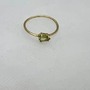 Anillo de plata chapada en oro amarillo con piedra natural