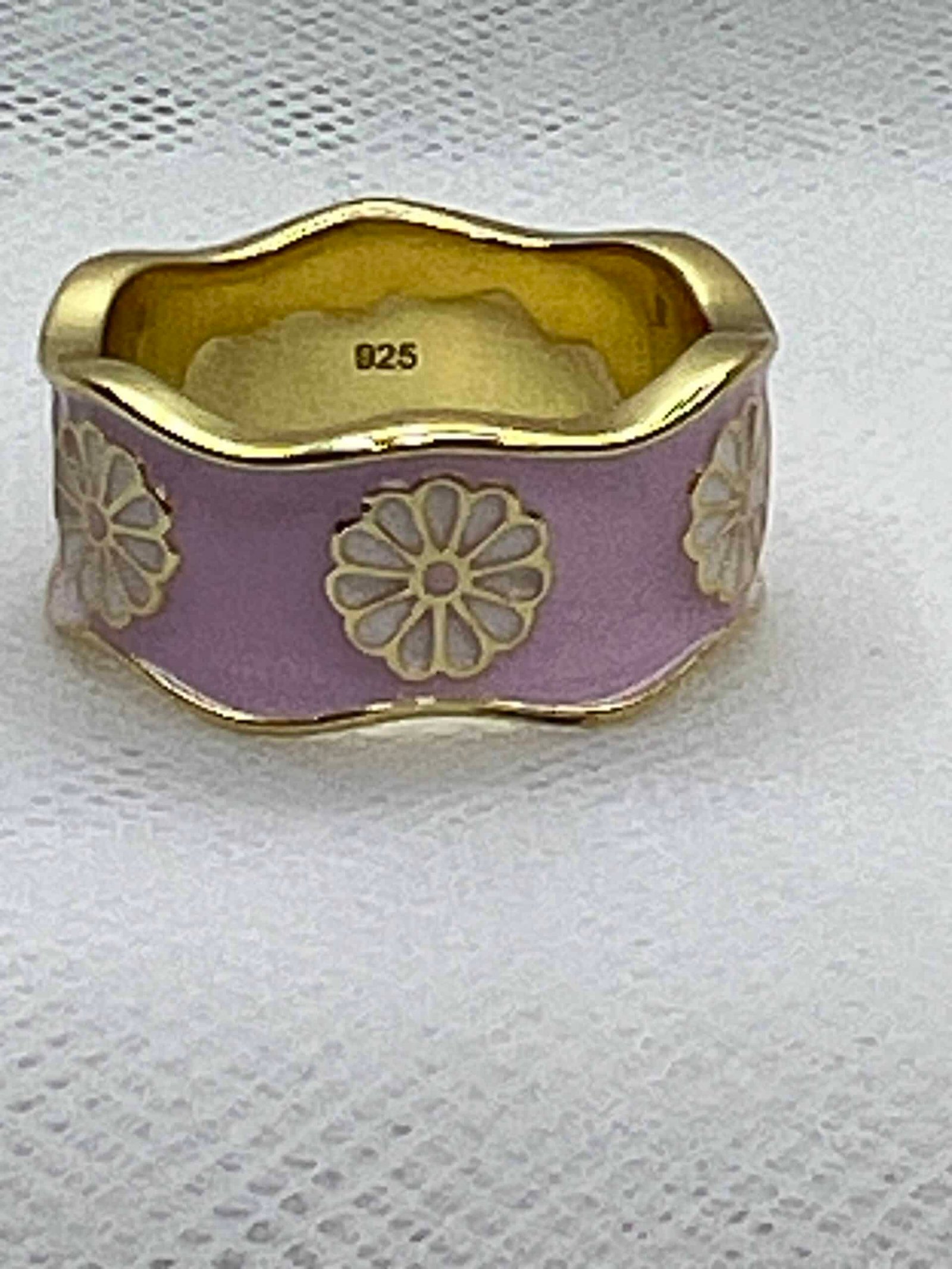 Anillo de plata de chapada en oro amarillo de esmalte lila.