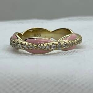 Anillo de plata chapado en oro amarillo y esmalte.